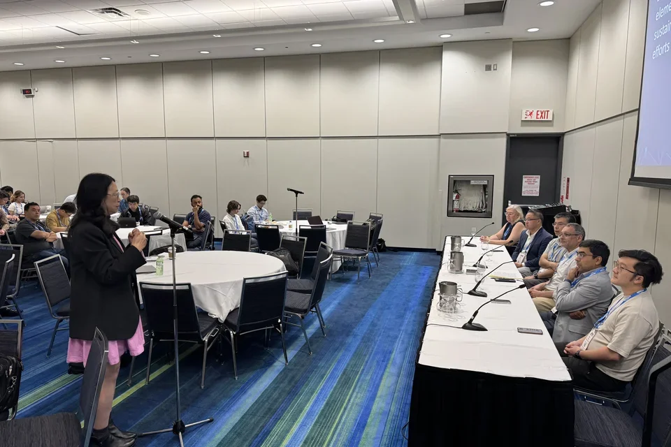 Dr. Ping asks the KDD Health Day panelists a question.